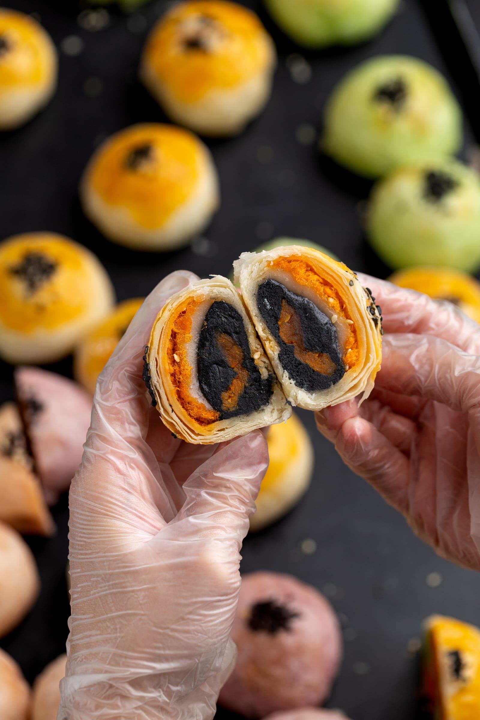 Bánh Trung Thu ngàn lớp nhân mè đen cắt đôi, các lớp vỏ tách rời thấy rõ